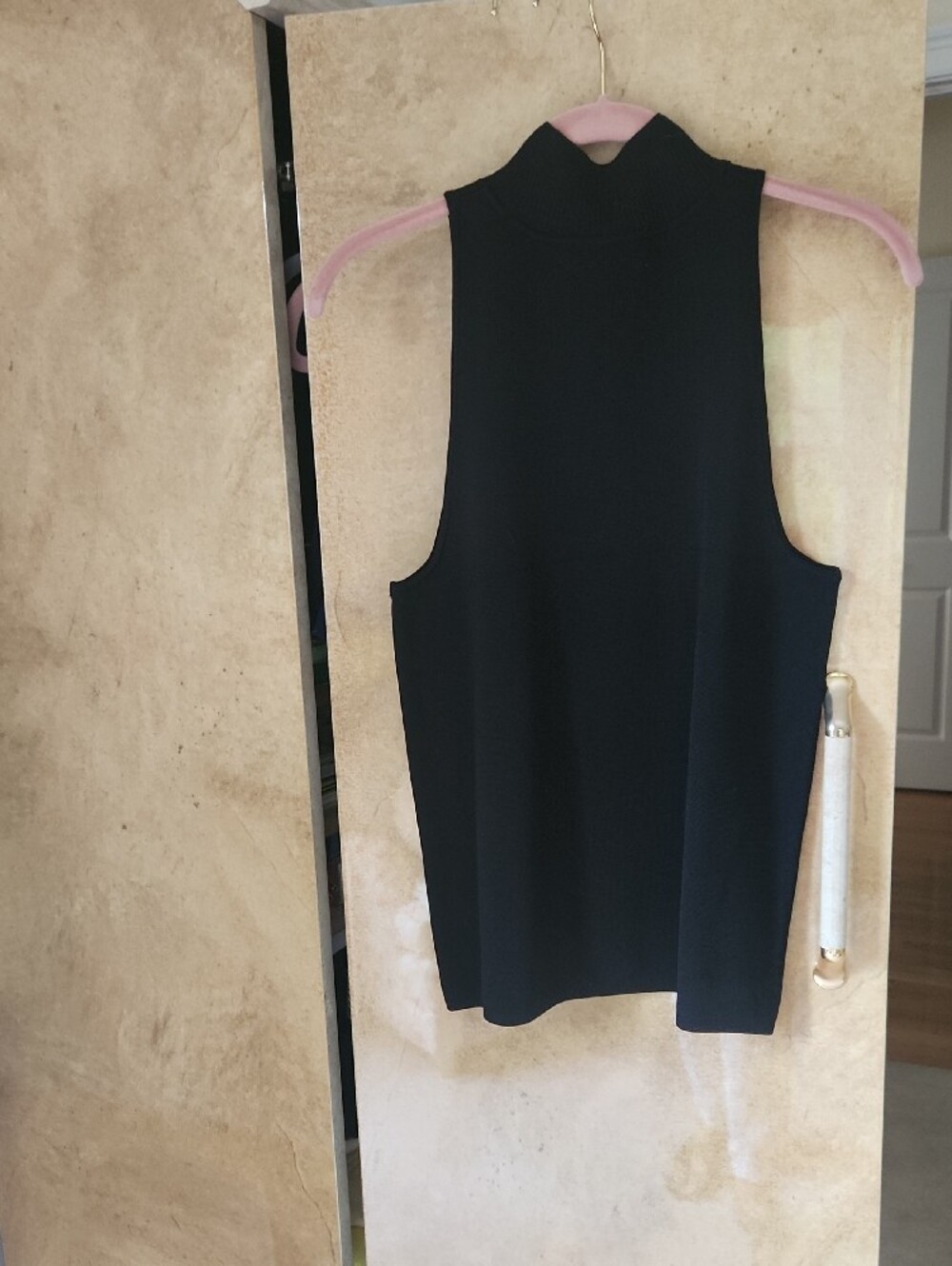SALE !!--NWT-Banana Republic Black- Mock Neck Sleeveless Tank - Picture 5 of 5